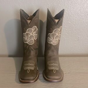 NEW Leather boots with flower design